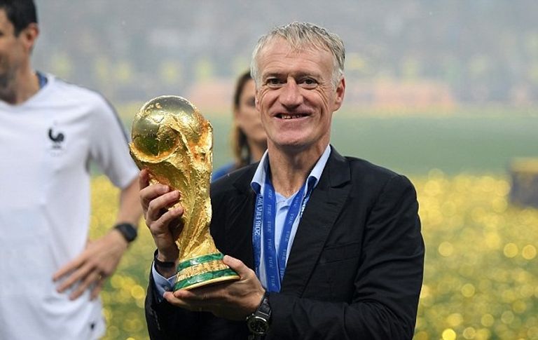 ديدييه ديشامب المدير الفني للمنتخب الفرنسي حاتم بن عرفة - صورة أرشيفية