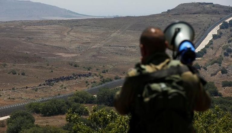 الجندي الإسرائيلي يأمر السوريين بالعودة - رويترز