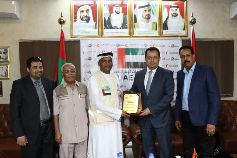 وزير الأشغال اليمني ومدير الهلال الأحمر الإماراتي خلال لقائهما في عدن وزير الأشغال اليمني خلال اجتماعه بمدير الهلال الأحمر الإماراتي في عدن