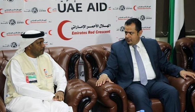 وزير الأشغال اليمني خلال اجتماعه بمدير الهلال الأحمر الإماراتي في عدن