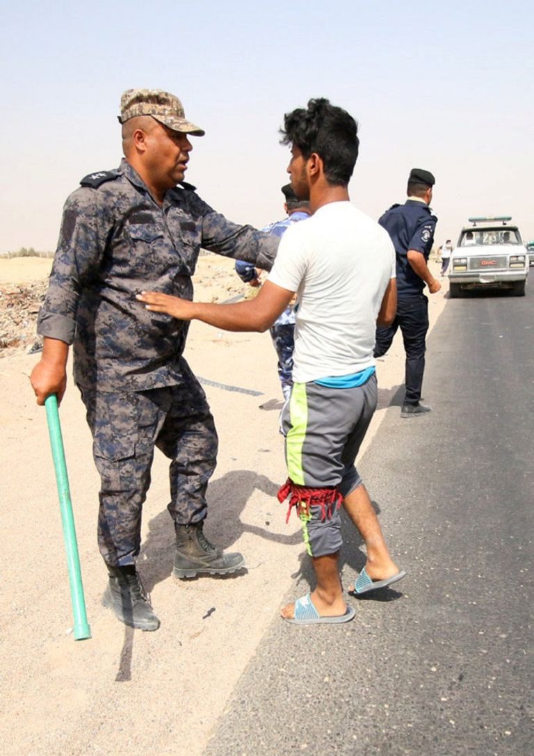 الشرطة واجهت المحتجين الذين تجمعوا عند حقل الزبير النفطي- رويترز الشرطة واجهت المحتجين الذين تجمعوا عند حقل الزبير النفطي- رويترز
