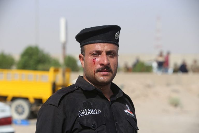 إصابة شرطي جراء المواجهات مع المحتجين- رويترز الشرطة واجهت المحتجين الذين تجمعوا عند حقل الزبير النفطي- رويترز