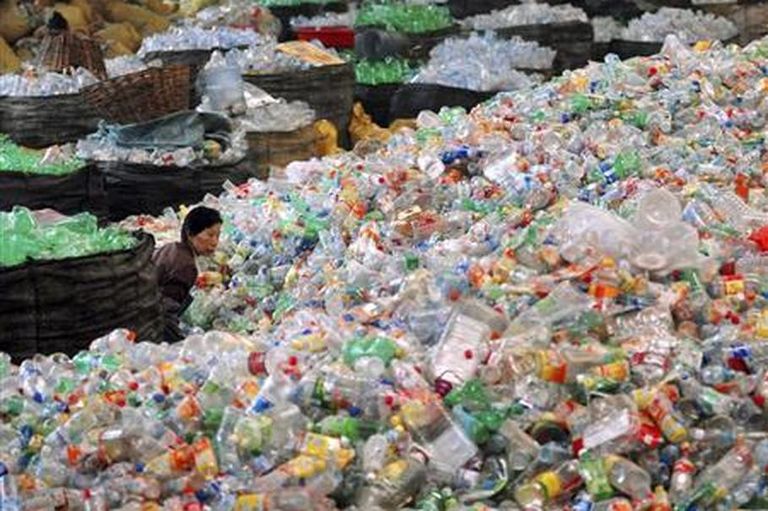 نفايات مجمعة لغرض فرزها - أرشيفية