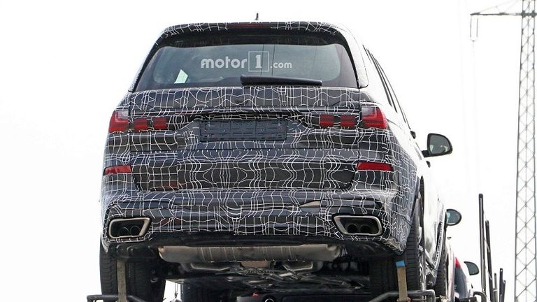 سيارة "بي إم دابليو إكس 7"