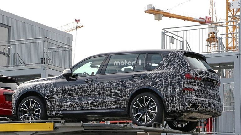 سيارة "بي إم دابليو إكس 7"