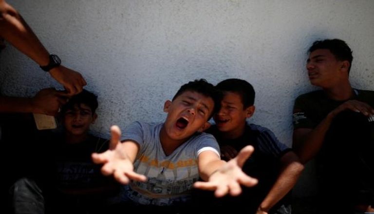 طفل فلسطيني يبكي شقيقه الذي استشهد بنيران الاحتلال