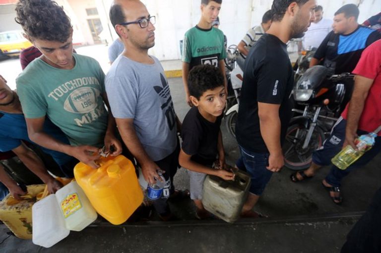 فلسطينيون ينتظرون ملء الحاويات بالوقود بعد أن أوقفت إسرائيل نقله لغزة-رويترز طفل فلسطيني يبكي شقيقه الذي استشهد بنيران الاحتلال