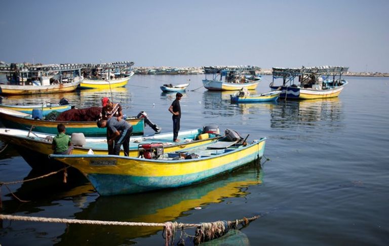 صيادون في ميناء غزة-رويترز طفل فلسطيني يبكي شقيقه الذي استشهد بنيران الاحتلال
