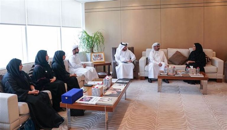 منى المرّي وحمدان الكعبي خلال الزيارة