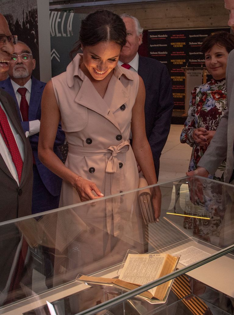 الأمير هاري وزوجته ميجان داخل المعرض