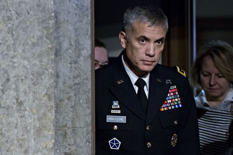 الجنرال بول ناكاسوني مدير وكالة الأمن القومي ترامب وبوتين خلال قمة هلسنكي