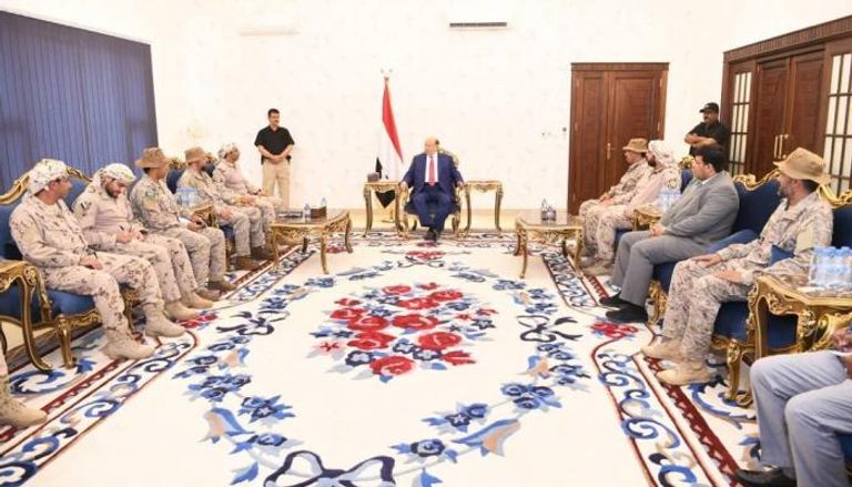 الرئيس اليمني مع قادة قوات التحالف العربي