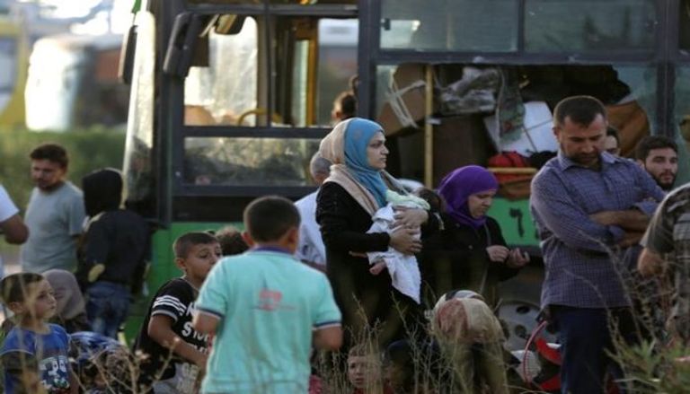 عائلات سورية تنتظر الخروج من بلدتي الفوعا وكفريا-رويترز