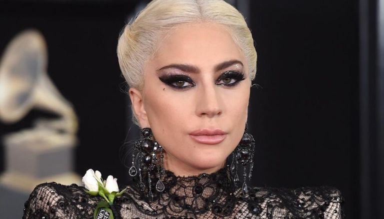 نساء يتمردن على الصبغة بترك خصلاتهن البيضاء