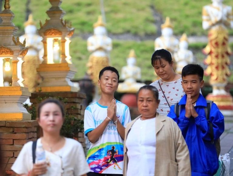 أطفال الكهف بعد مغادرتهم المشفى