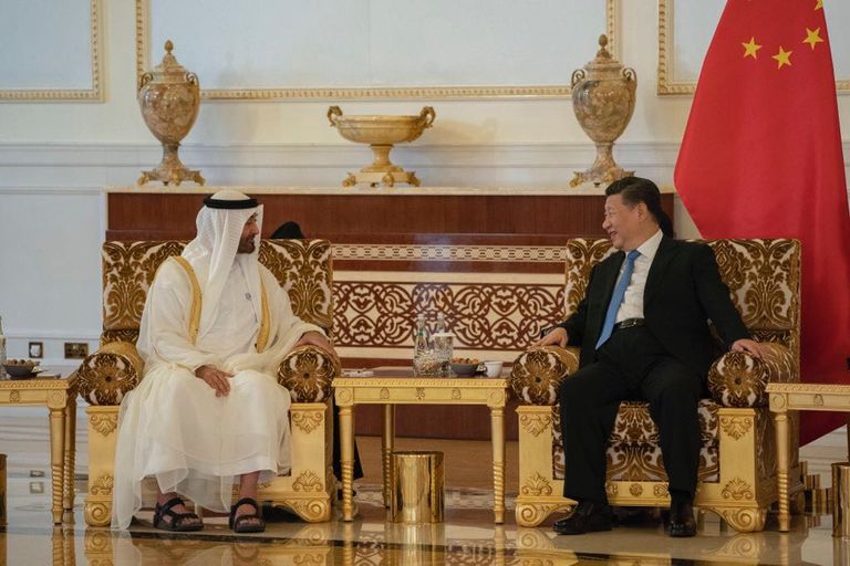 محمد بن راشد ومحمد بن زايد في مقدمة مستقبلي الرئيس الصيني شي جين بينغ