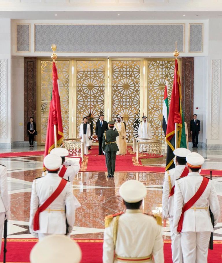 محمد بن راشد ومحمد بن زايد في مقدمة مستقبلي الرئيس الصيني شي جين بينغ