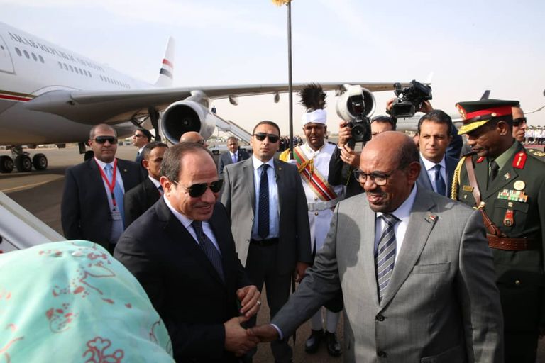 الرئيسان المصري والسوداني في مطار الخرطوم