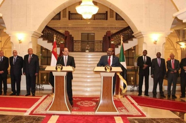 الرئيس المصري عبدالفتاح السيسي ونظيره السوداني عمر البشير