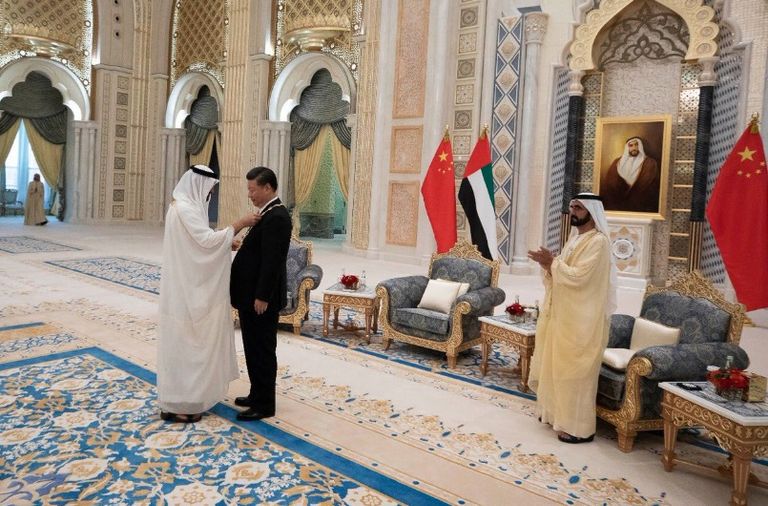 رئيس الإمارات يمنح الرئيس الصيني وسام زايد