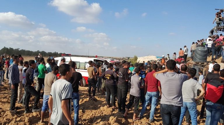 رجال الإسعاف خلال نقل المصابين جراء القصف آثار قصف الاحتلال بلدة خزاعة في خان يونس