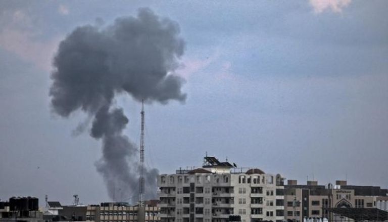 أعمدة الدخان تتصاعد جراء قصف الاحتلال الإسرائيلي على غزة - أ. ف. ب