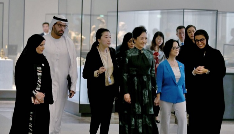 سيدة الصين الأولى ونورة الكعبي خلال جولة بمتحف اللوفر أبوظبي