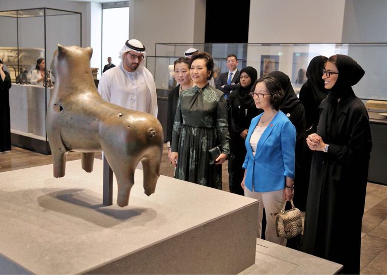 سيدة الصين الأولى ونورة الكعبي خلال جولة بمتحف اللوفر أبوظبي