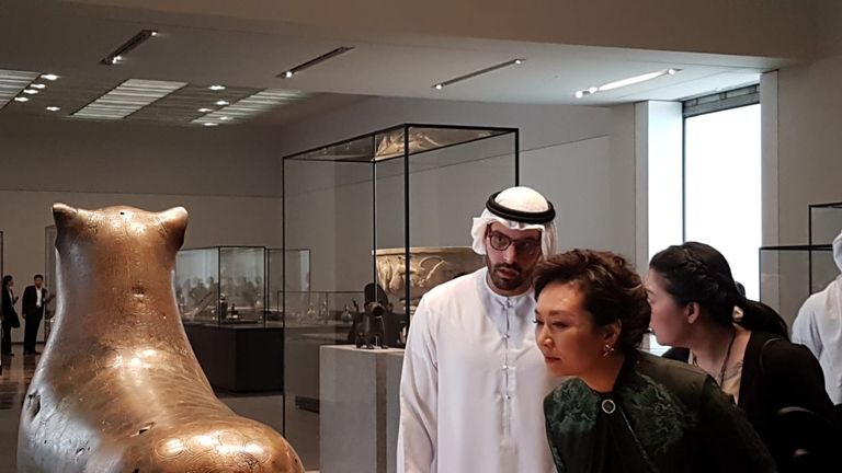 سيدة الصين الأولى خلال جولتها في متحف اللوفر أبوظبي