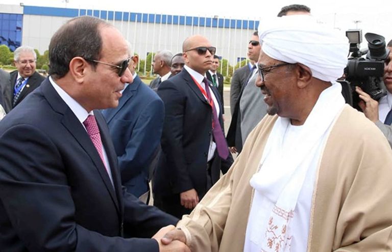 الرئيسان المصري والسوداني عبدالفتاح السيسي وعمر البشير الرئيسان المصري عبدالفتاح السيسي والسوداني عمر البشير