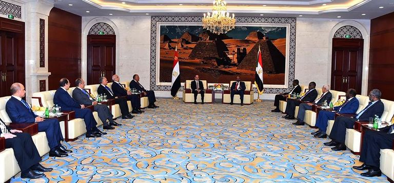 الرئيس المصري عبد الفتاح السيسي خلال زيارته إلى السودان الرئيسان المصري عبدالفتاح السيسي والسوداني عمر البشير