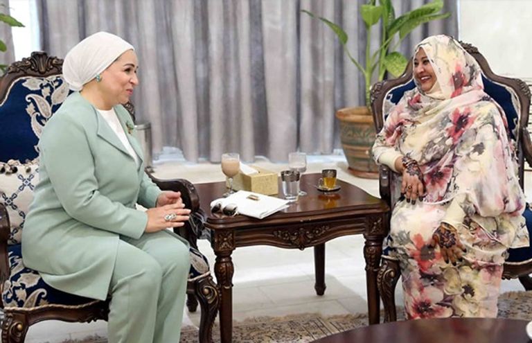 قرينة الرئيس السيسي في حوار ودي مع حرم الرئيس السوداني الرئيسان المصري عبدالفتاح السيسي والسوداني عمر البشير