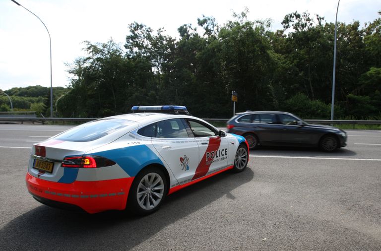 شرطة لوكسمبورج تبدأ دوريات بسيارات تسلا كهربائية