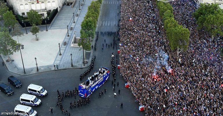 حافلة المنتخب الفرنسي في الشانزليزيه