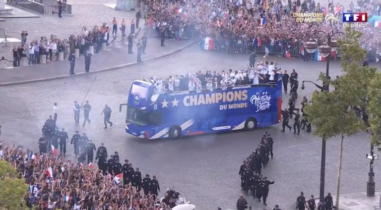 حافلة المنتخب الفرنسي في الشانزليزيه