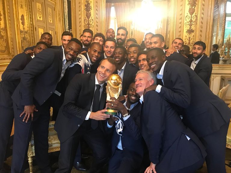 حافلة المنتخب الفرنسي في الشانزليزيه