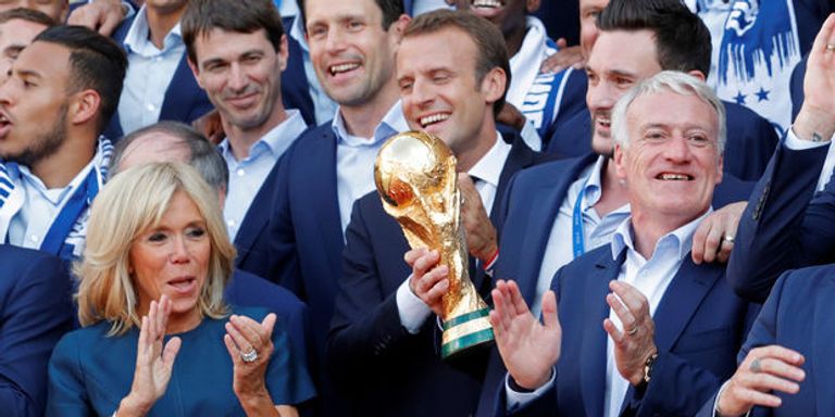 حافلة المنتخب الفرنسي في الشانزليزيه