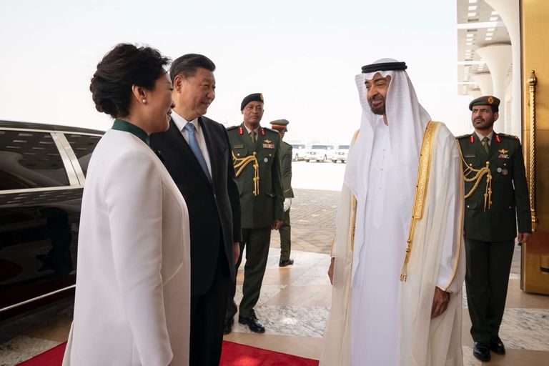 الشيخ محمد بن زايد آل نهيان في وداع الرئيس الصيني لدى مغادرته الإمارات