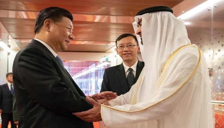الشيخ محمد بن زايد آل نهيان في وداع الرئيس الصيني لدى مغادرته الإمارات 