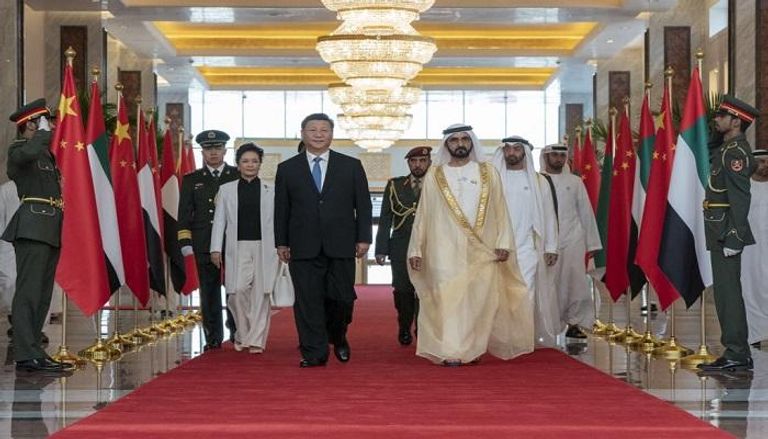 محمد بن راشد ومحمد بن زايد لدى استقبالهما الرئيس الصيني