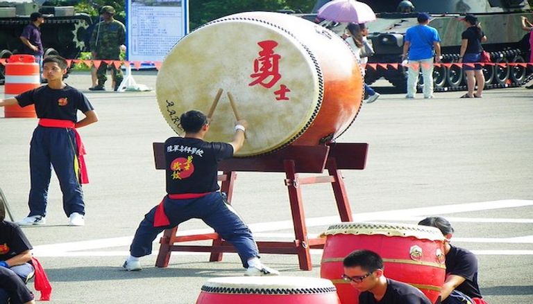 إحدى عازفات الـ "قوتشين"