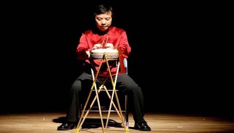 إحدى عازفات الـ "قوتشين"