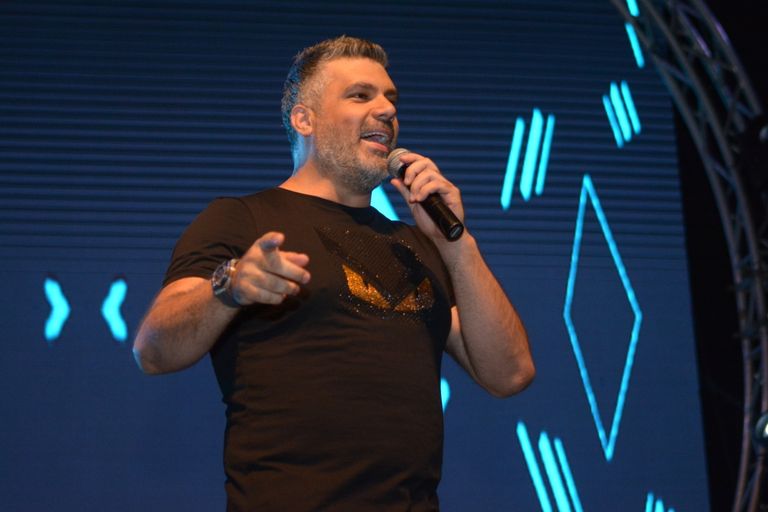 المغني فارس كرم خلال الحفل