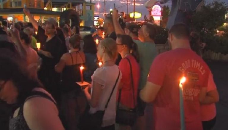 المئات يشعلون الشموع حزنا على ضحايا مركب سياحي في برانسون الأمريكية