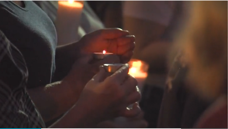 المئات يشعلون الشموع حزنا على ضحايا مركب سياحي في برانسون الأمريكية