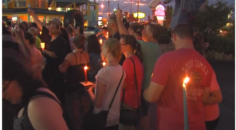المئات يشعلون الشموع حزنا على ضحايا مركب سياحي في برانسون الأمريكية