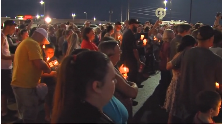 المئات يشعلون الشموع حزنا على ضحايا مركب سياحي في برانسون الأمريكية