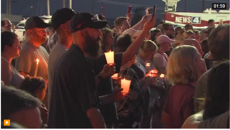 المئات يشعلون الشموع حزنا على ضحايا مركب سياحي في برانسون الأمريكية