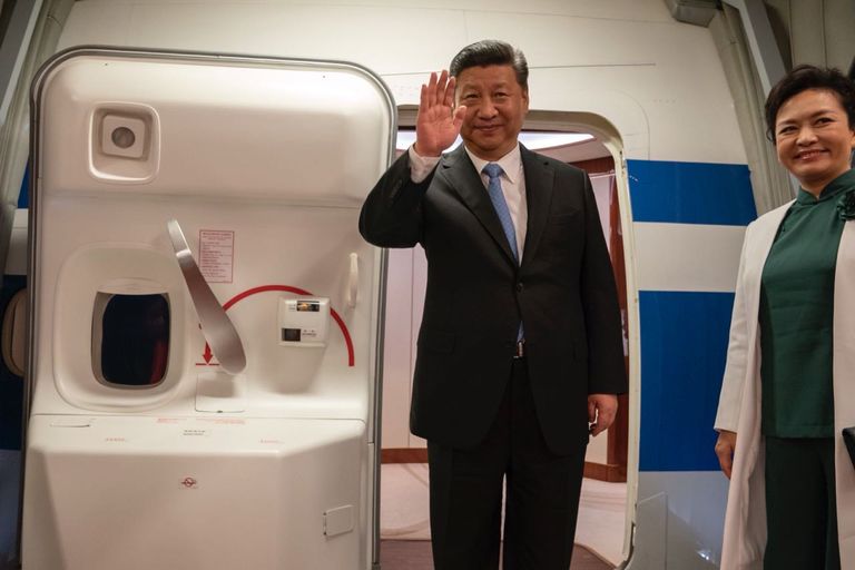 الشيخ محمد بن زايد خلال توديعه الرئيس الصيني