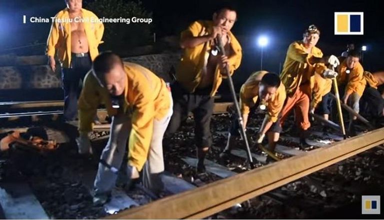 صينيون يبنون مسار سكة حديد في 3 ساعات ونصف